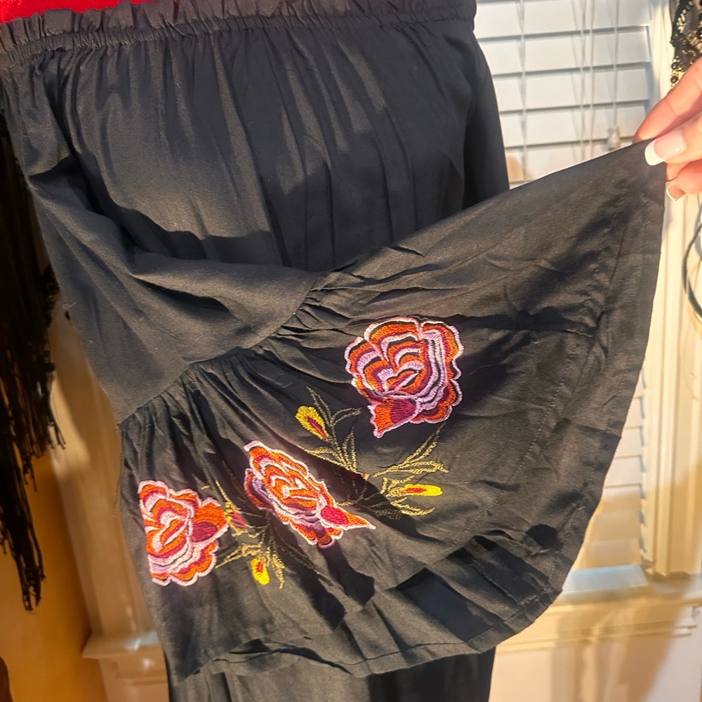 NWT Women’s Floral Embroidered Bell Sleeve Boho shirt 
Size Small